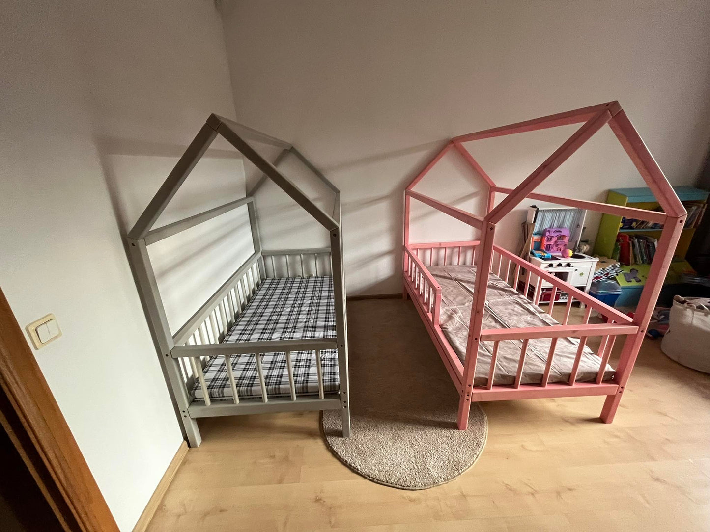 Classic Montessori house bed with railings - Stepini Home