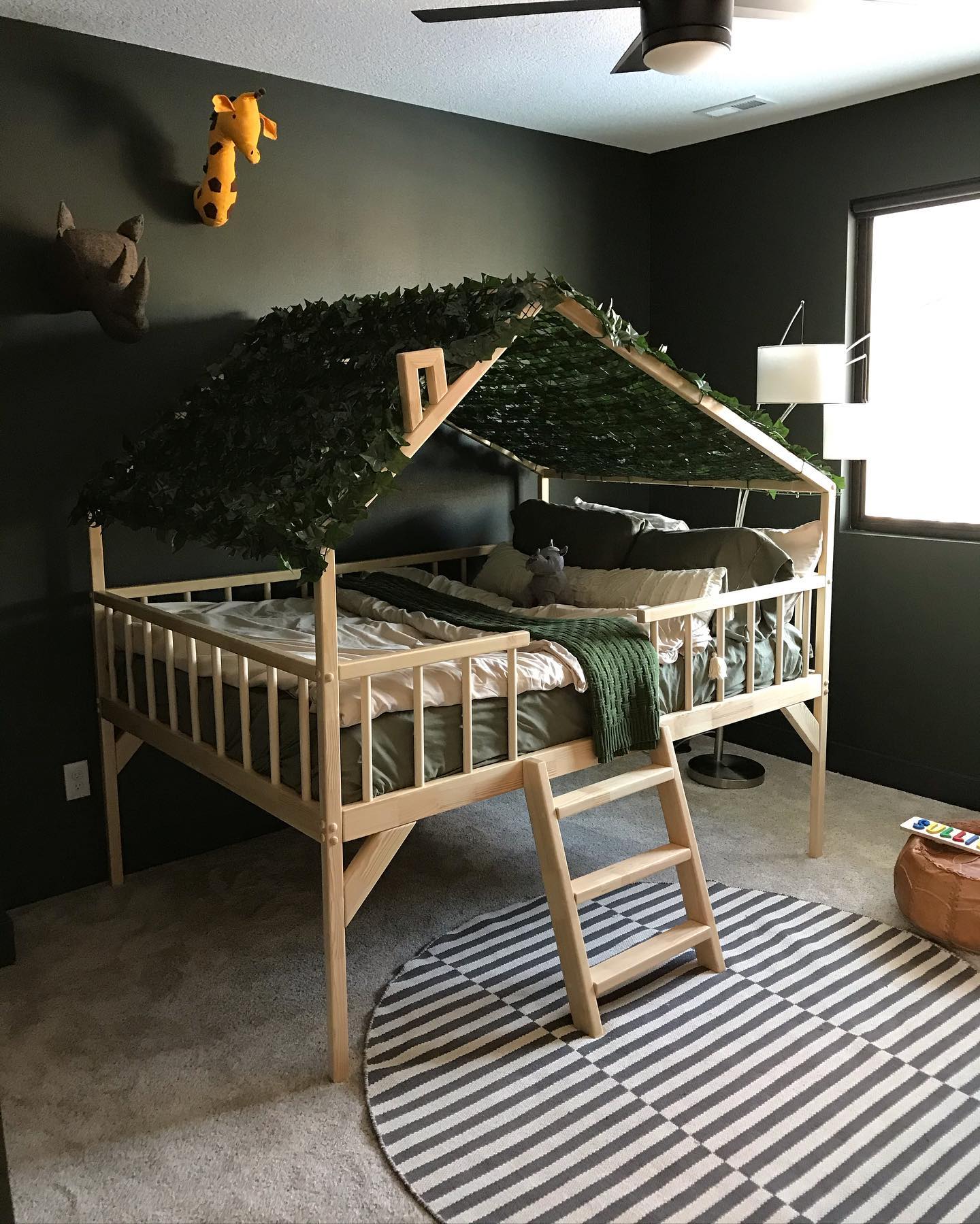 Treehouse bed with roof and stairs - Stepini Home