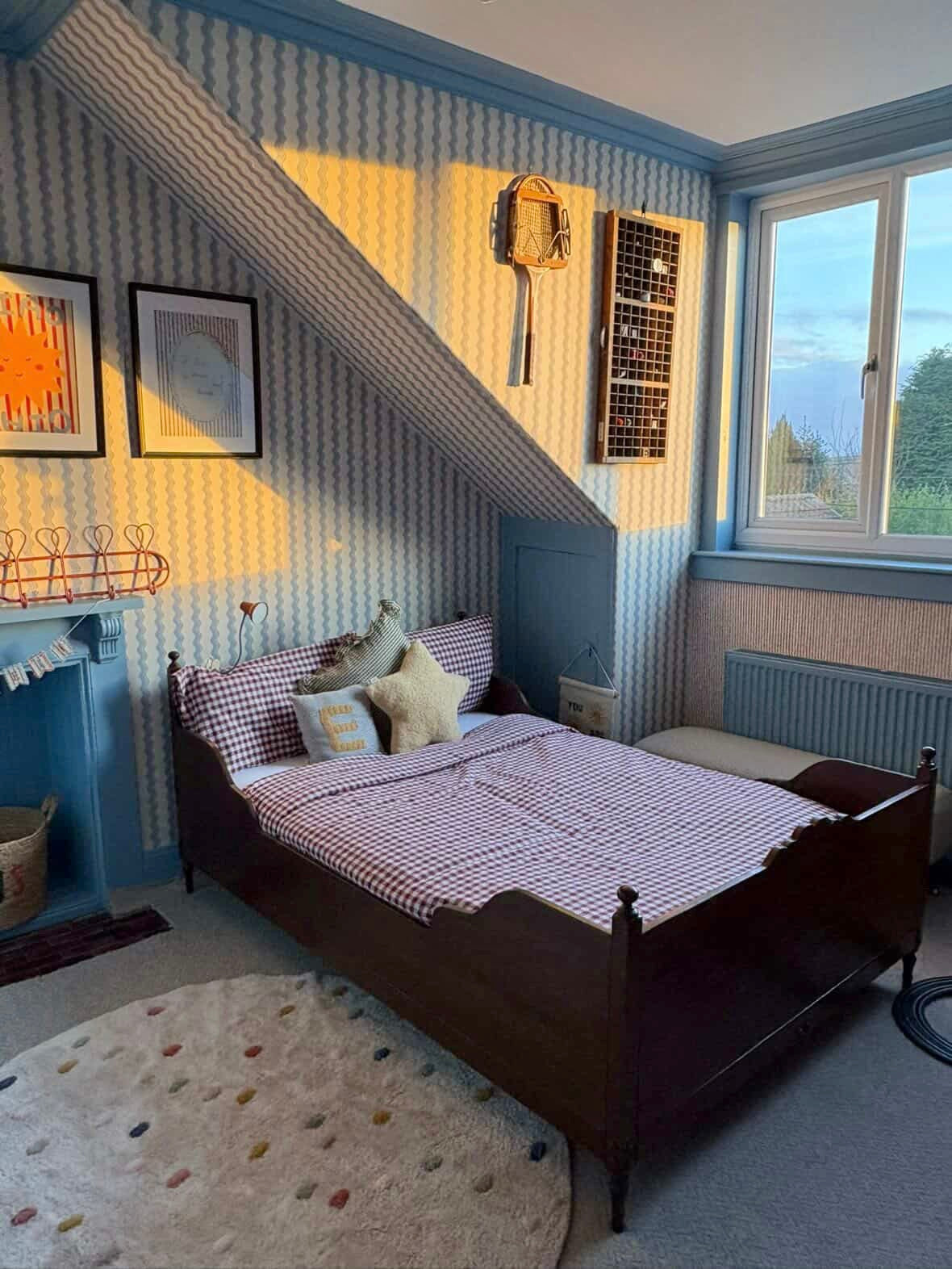 Vintage design Sleigh Bed