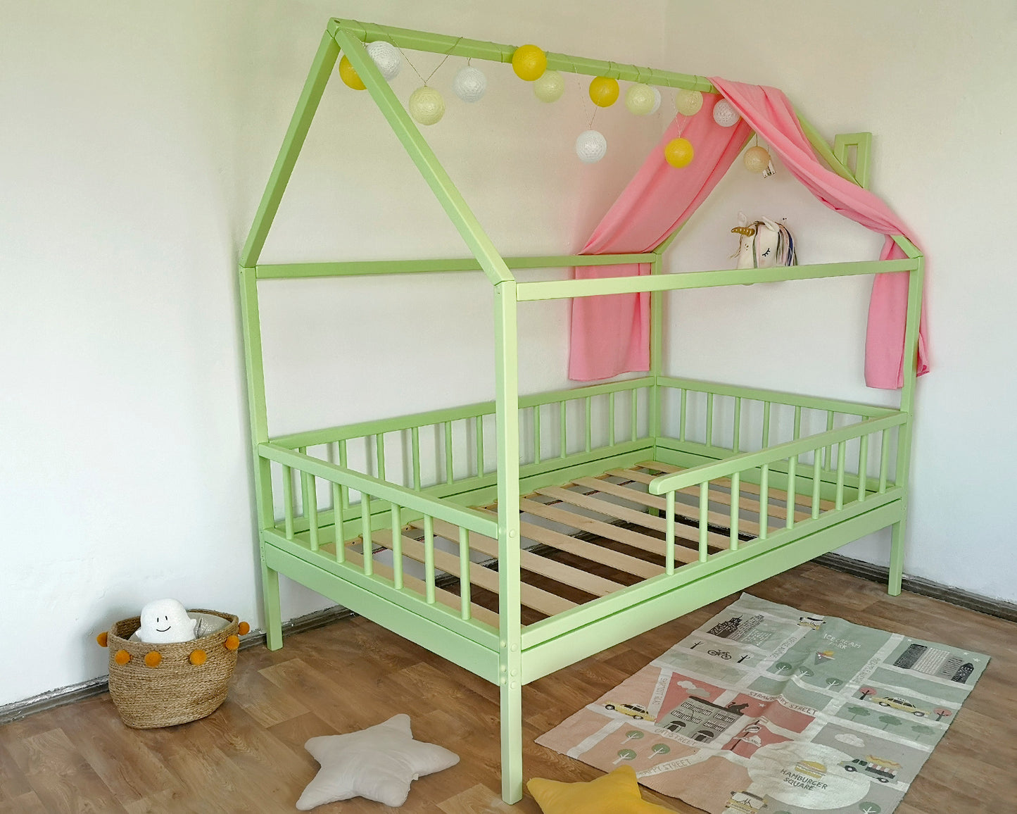 Classic Montessori house bed with railings - Stepini Home