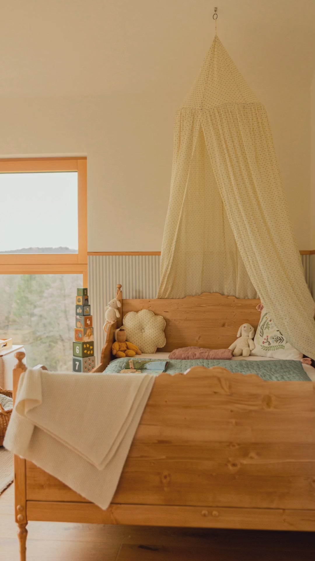 Toddler Vintage design Sleigh Bed, antique pine