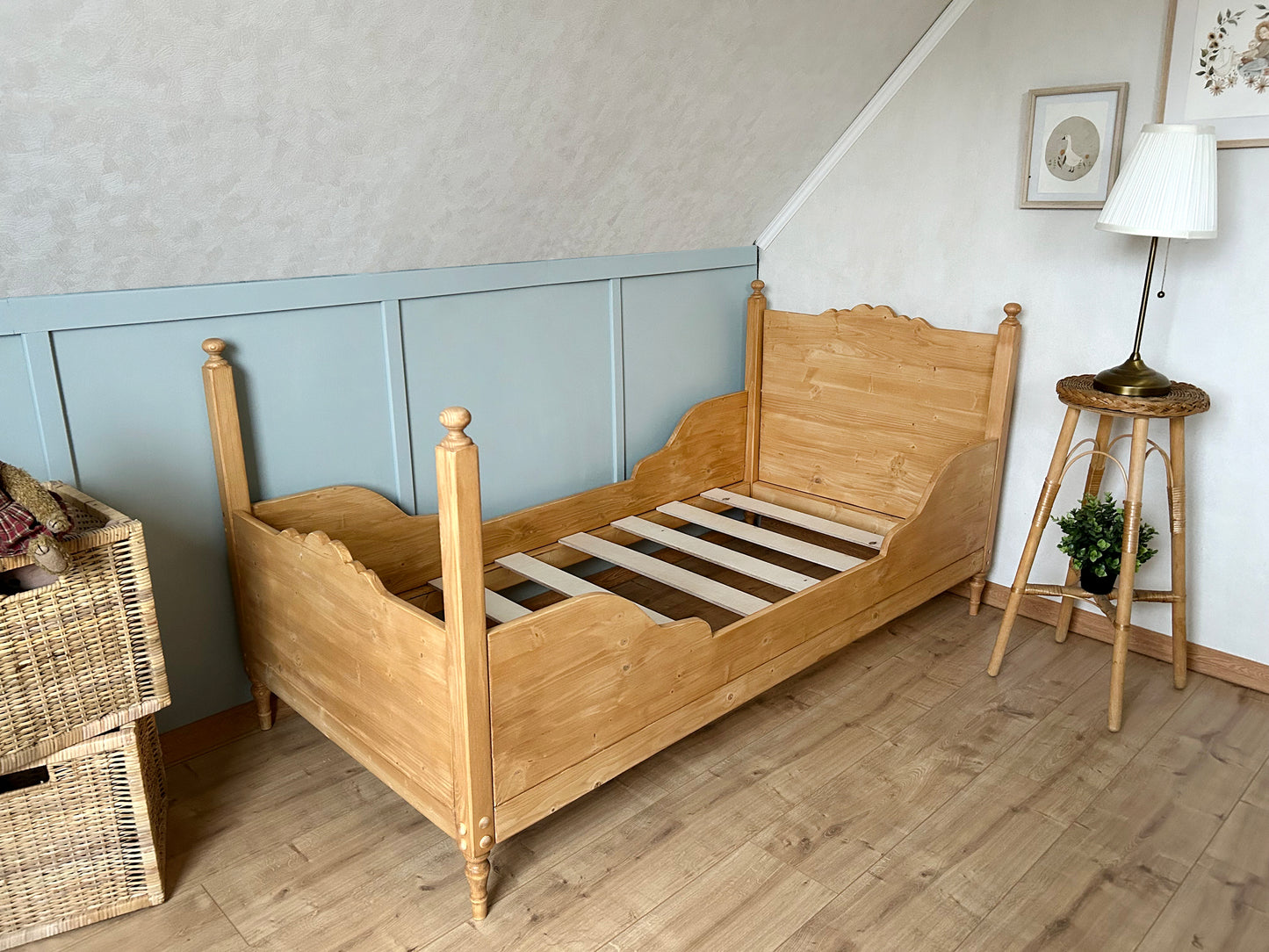 Toddler Vintage design Sleigh Bed, antique pine color - Stepini Home