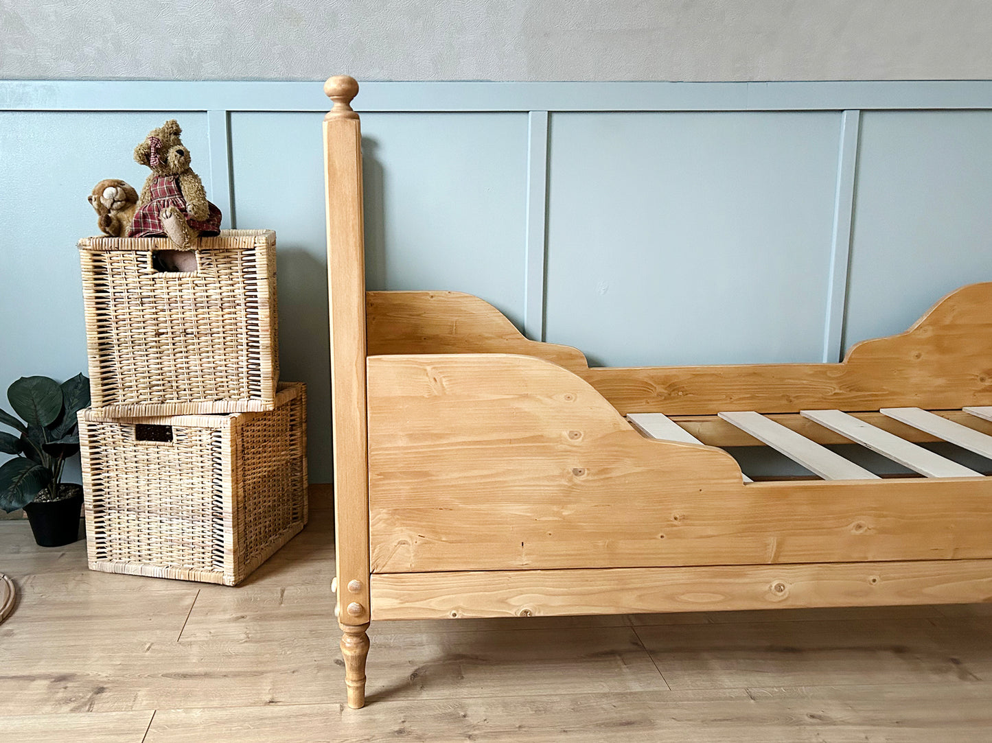 Toddler Vintage design Sleigh Bed, antique pine color - Stepini Home