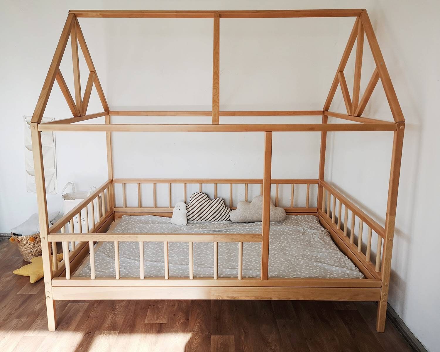 Montessori house bed with decorative roof, natural wood toddler bed, bed with roof, removable railings